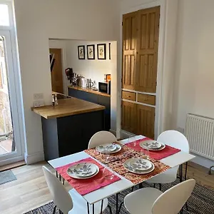 Holiday home Comfortable 2 Bedroom From With Parking, Nottingham